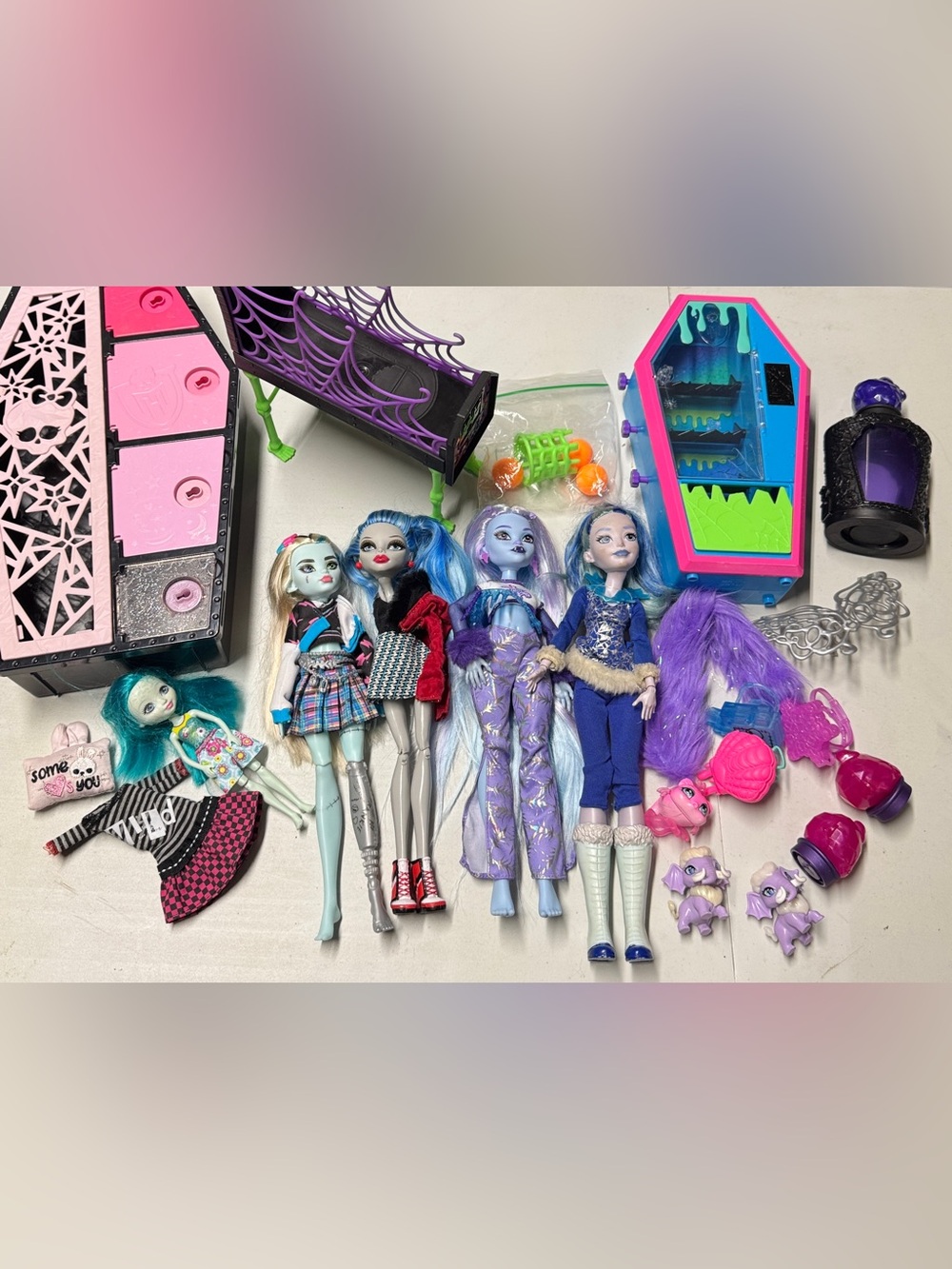Monster high dolls and furniture mix bundle